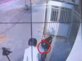 בשניות בודדות: רוכב קורקינט חטף אקדח ממאבטח בבית ספר בגבעת שמואל