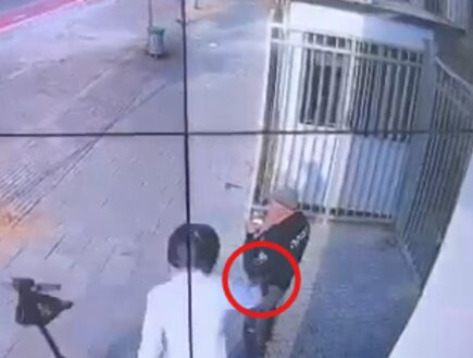 בשניות בודדות: רוכב קורקינט חטף אקדח ממאבטח בבית ספר בגבעת שמואל