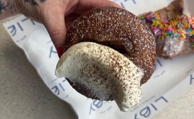 ליבי פטיסי מול החוף וילג'. 