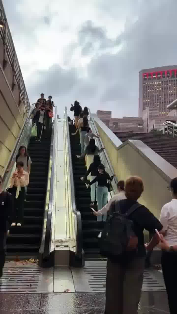 תיירים מצטופפים במדרגות נעות כדי להצטלם מול בניין טאיפיי 101