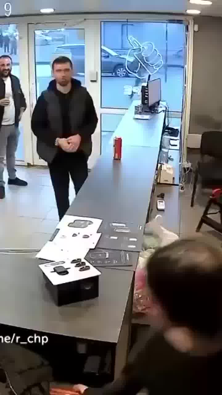 בינתיים ברוסיה... ויכוח נורמטיבי לחלוטין בחנות סיגריות אלקטרוניות