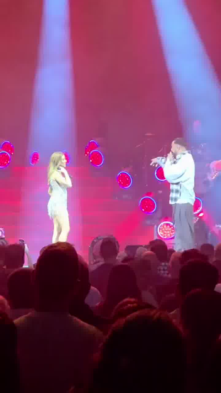 כשמישהו בקהל ביקש משירי מימון ואיתי לוי חתימה