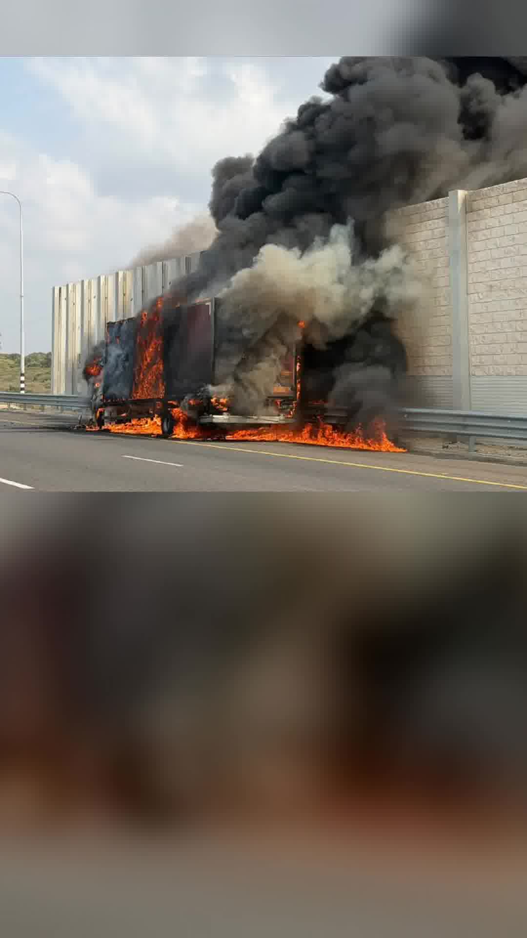 משאית בוערת בכביש החוף: צוותי הכיבוי בלמו את התפשטות הלהבות סמוך לבית החולים הלל יפה בחדרה