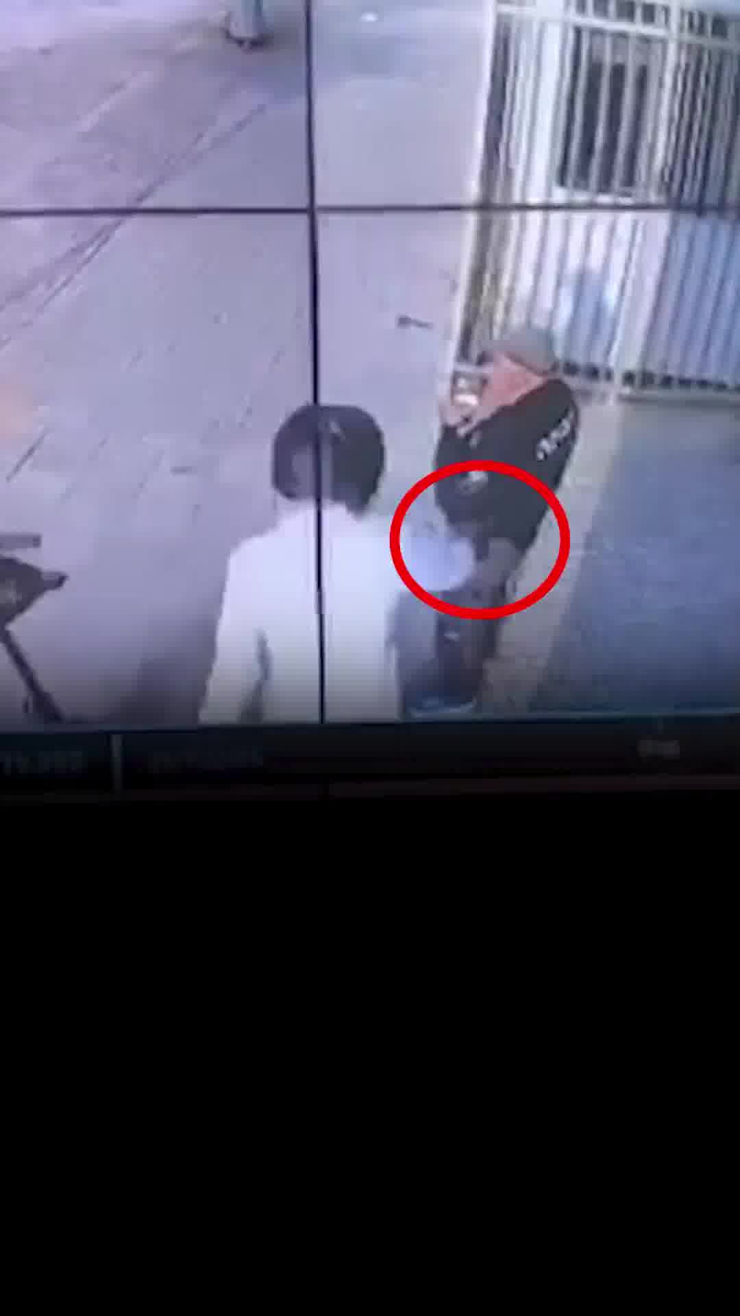 רגע חטיפת הנשק ממאבטח בית הספר בגבעת שמואל | התיעוד ממצלמות האבטחה