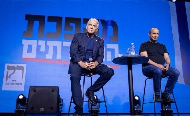 יאיר לפיד במסיבת עיתונאים בתל אביב יאיר לפיד במסיבת עיתונאים בתל אביב