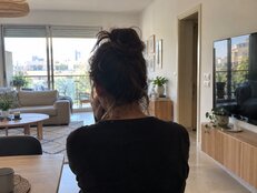 אישה מאחור, אילוסטרציה
