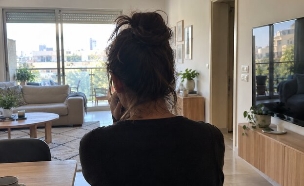אישה מאחור, אילוסטרציה (צילום: ChatGPT)