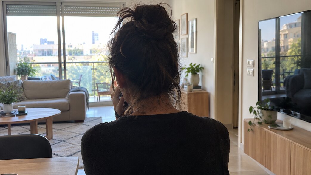אישה מאחור, אילוסטרציה אישה מאחור, אילוסטרציה