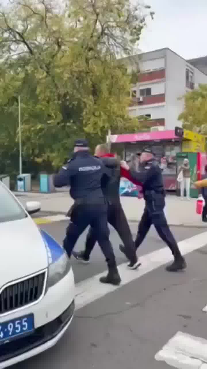 בינתיים בסרביה... השוטרים מכניסים עצור לרכב – והוא בורח מהדלת השנייה