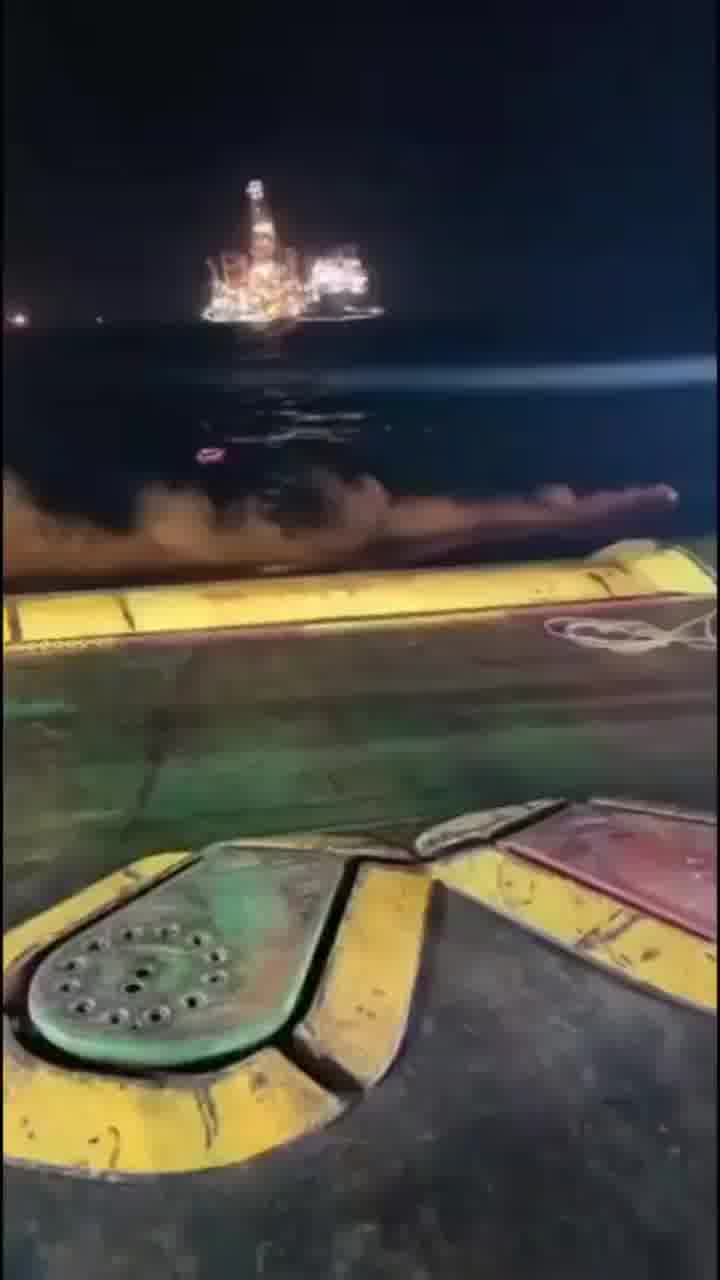 אסדת נפט גדולה שוקעת בים מול גבון