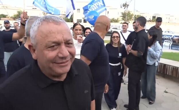 גדי איזנקוט מגיע להצביע בבחירות