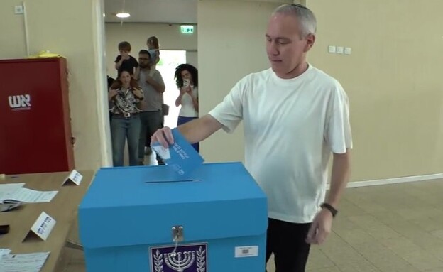 חילי טרופר מגיע להצביע בבחירות