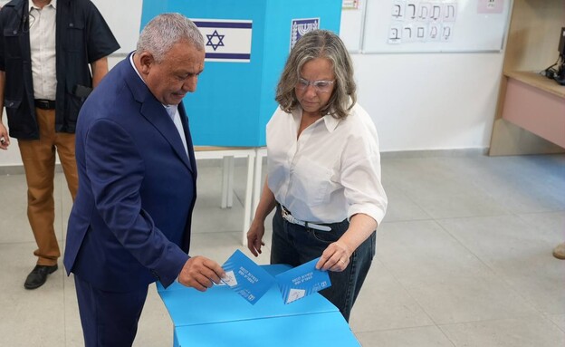 גדי איזנקוט מצביע בבחירות