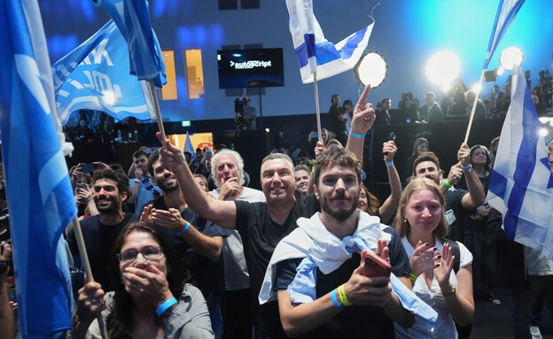 פעילים חוגגים במטה איזנקוט פעילים חוגגים במטה איזנקוט