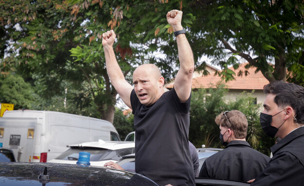 נפתלי בנט מגיע להצביע בבחירות נפתלי בנט מגיע להצביע בבחירות