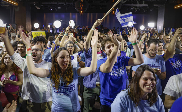 פעילים חוגגים במטה הדמוקרטים פעילים חוגגים במטה הדמוקרטים