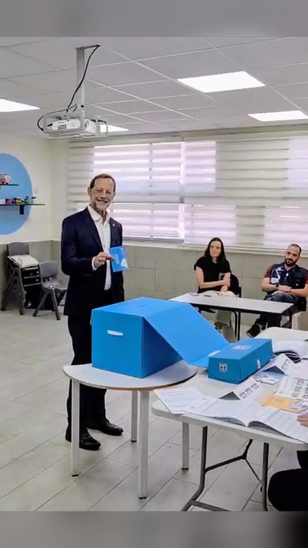 יו"ר מפלגת זהות, משה פייגלין, הצביע בקרני שומרון