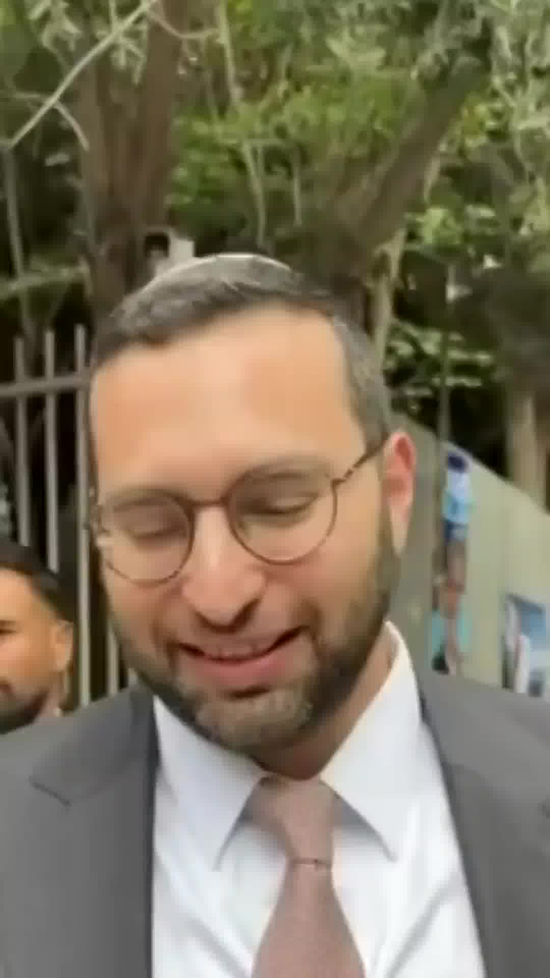השר וסרלאוף הגיע עם ילדיו להצביע  בתל אביב והותקף בצעקות