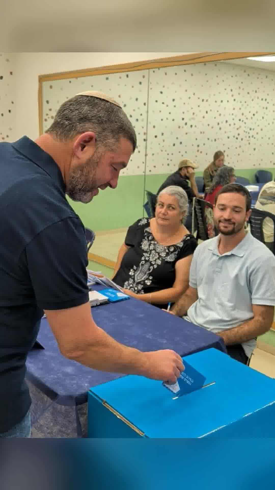 יו"ר מפלגת עמך ישראל עופר וינטר מצביע בקלפי ביישוב מצפה נטופה