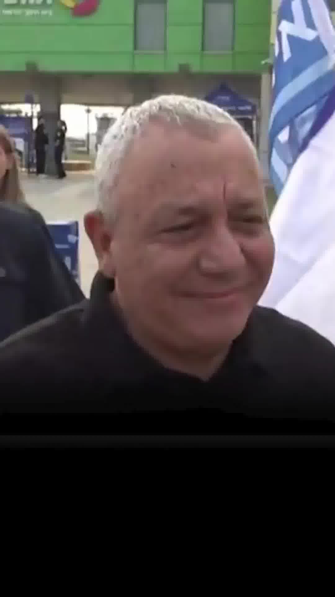 יו"ר מפלגת ישר! גדי איזנקוט יוצא מביתו להצביע 