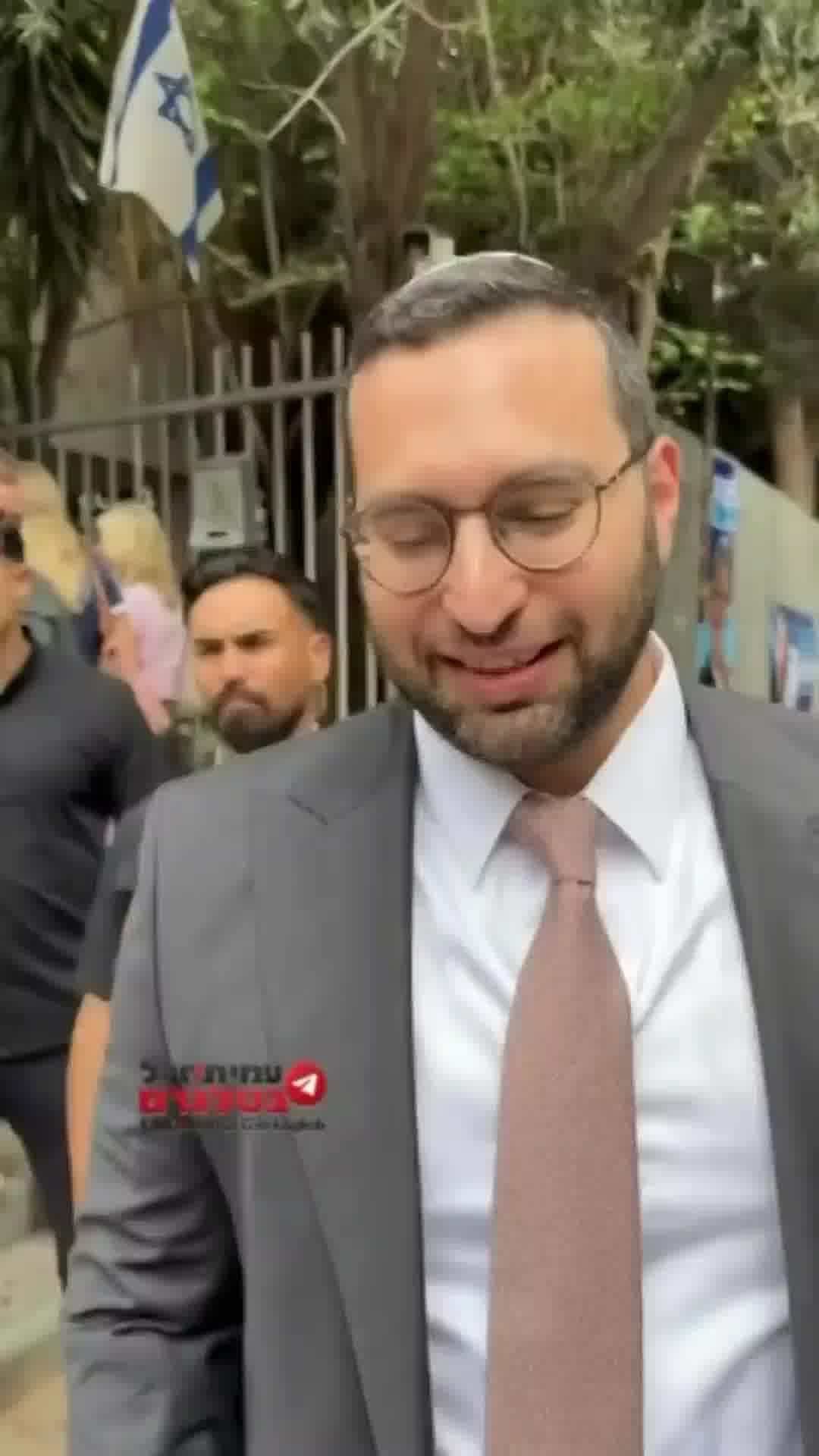 ״מנוול, לך הביתה״: השר וסרלאוף הגיע להצביע עם ילדיו - וספג צעקות