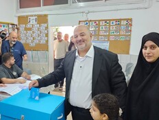 מנסור עבאס מצביע בבחירות