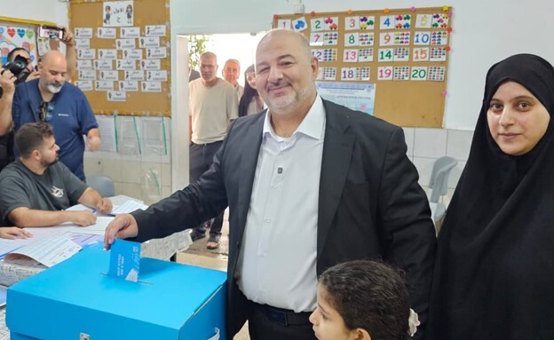 מנסור עבאס מצביע בבחירות