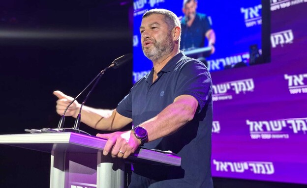 וינטר נואם במטה המפלגה וינטר נואם במטה המפלגה