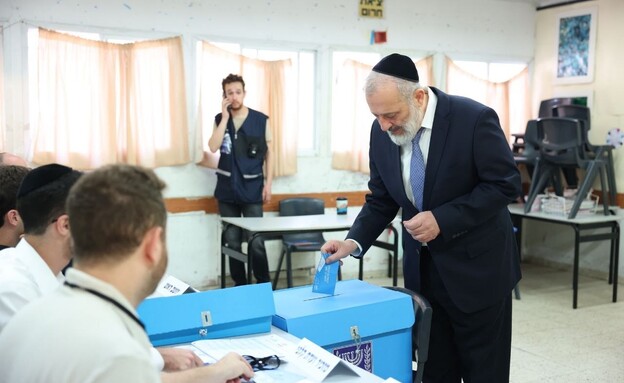 אריה דרעי מצביע בבחירות