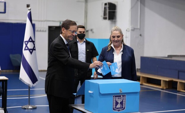 הנשיא יצחק הרצוג מצביע בבחירות