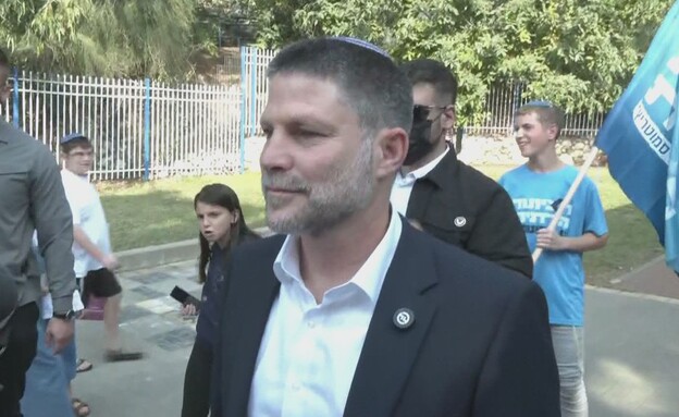 בצלאל סמוטריץ' מגיע להצביע בבחירות