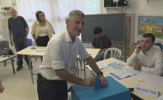 יאיר גולן מגיע להצביע בבחירות