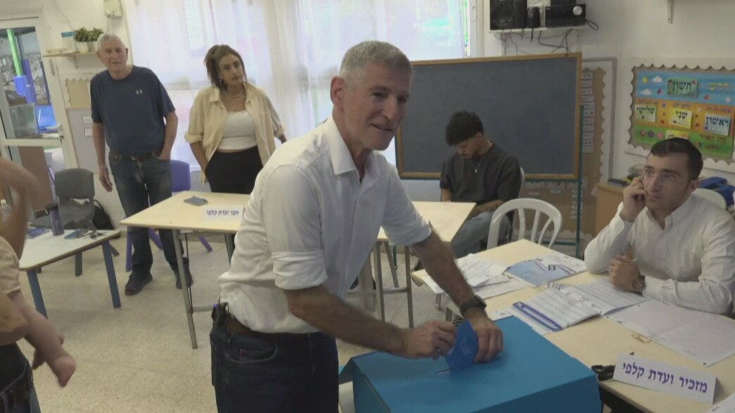 יאיר גולן מגיע להצביע בבחירות יאיר גולן מגיע להצביע בבחירות