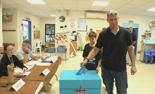 יועז הנדל מגיע להצביע בבחירות