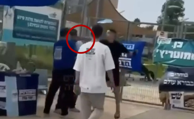 תיעוד: הכה באגרוף פעיל הדמוקרטים - ונמלט