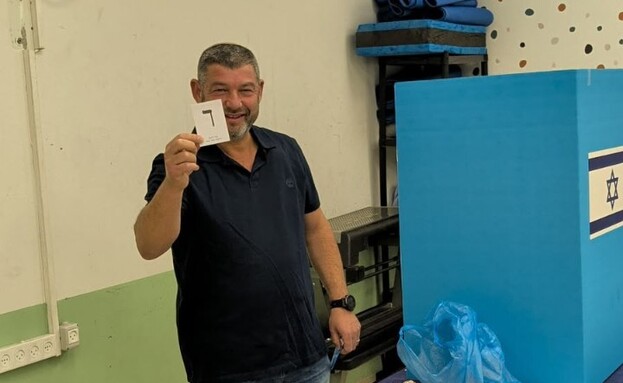 עופר וינטר מצביע בבחירות