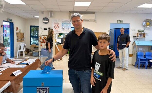 יועז הנדל מצביע בבחירות