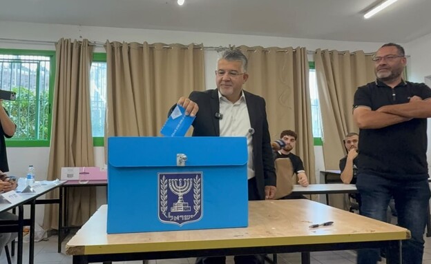 יוסף ג'בארין מצביע בבחירות
