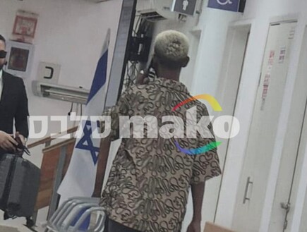בלי עורך דין, בכפכפים: כך תועד אברהם אקלום בבית המשפט