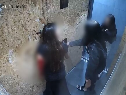החשודה בדקירת צעירה בפארק בבני ברק שוחררה למעצר בית: "זו הזיה ששחררו אותה"
