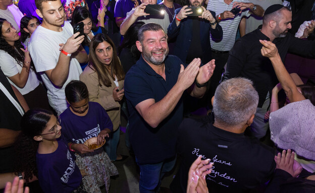 וינטר נואם במטה המפלגה וינטר נואם במטה המפלגה