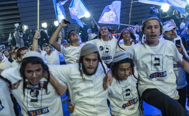 פעילים חוגגים במטה עוצמה יהודית פעילים חוגגים במטה עוצמה יהודית