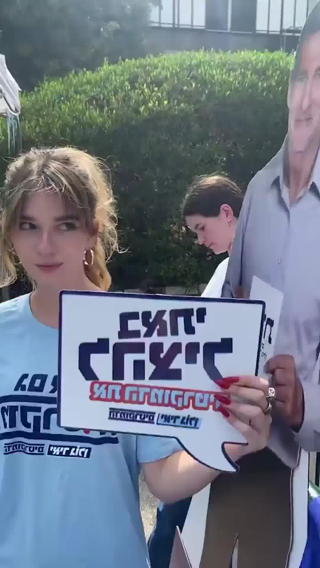 מאות אלפי צפיות בכל העולם: הנערה שהצטלמה בקלפי ושיגעה את הרשת