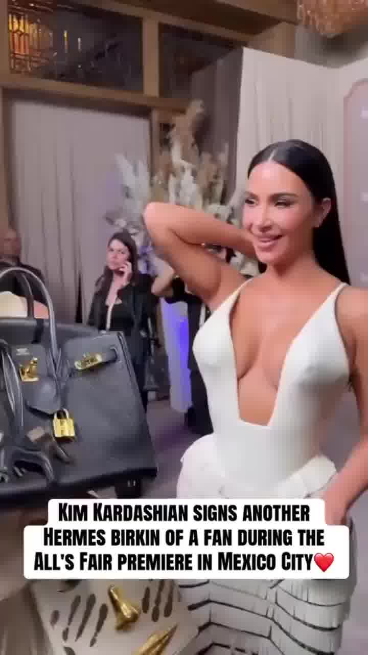 קים קרדשיאן חותמת למעריצה על תיק בירקין במהלך הפרימיירה של הסדרה ״הכל הוגן״ בכיכובה במקסיקו