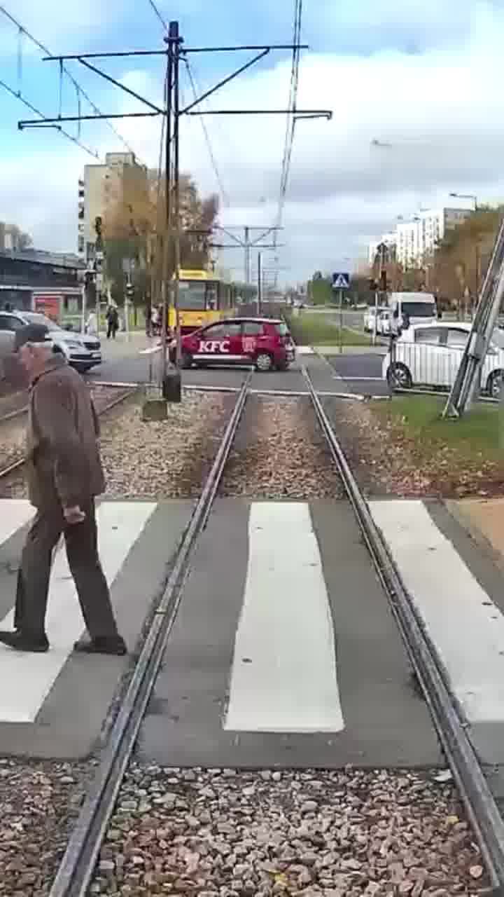 פולין: נהג המשאית שכח להוריד את המנוף, וקרע את הכבלים של החשמלית בוורשה