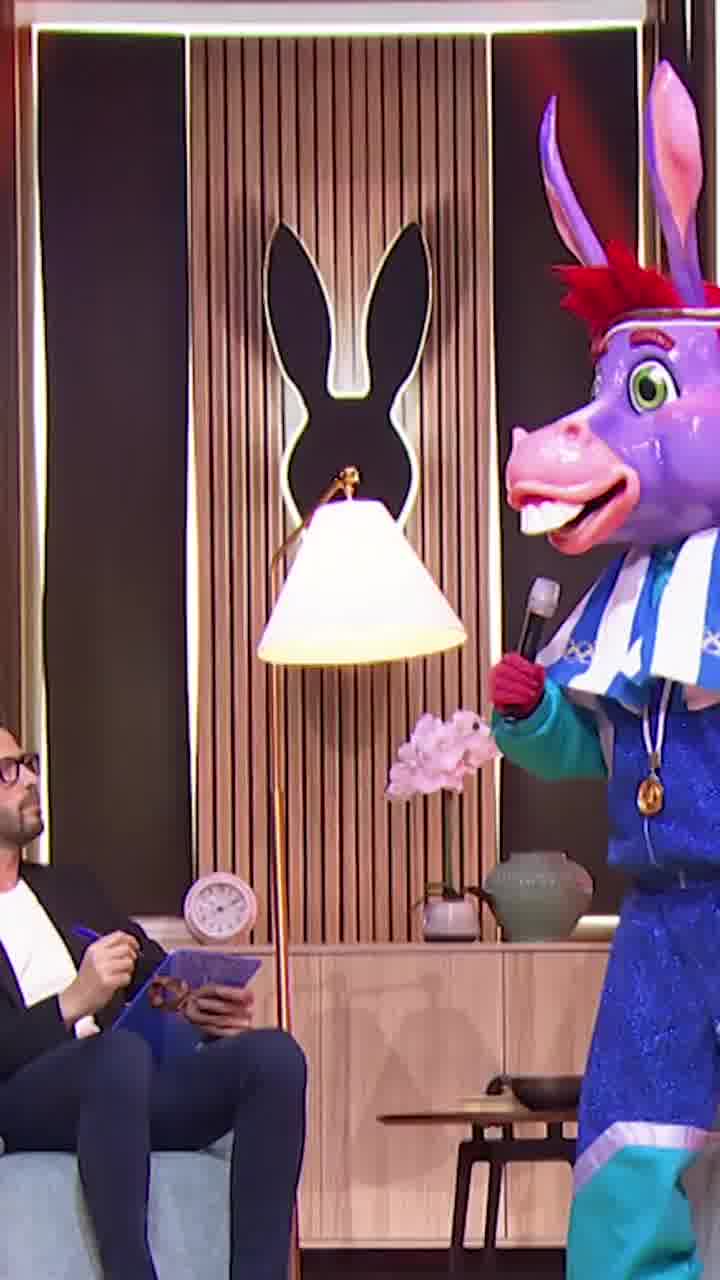 החמור קופץ בראש בביצוע משלהב עם אורח מפתיע על הבמה ב"הזמר במסכה"