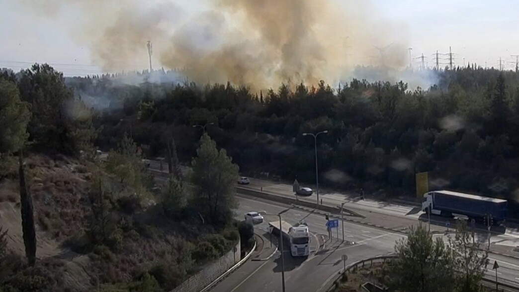 בשיא העומס: כביש 444 נחסם בגלל שרפה סמוך למחלף בן שמן