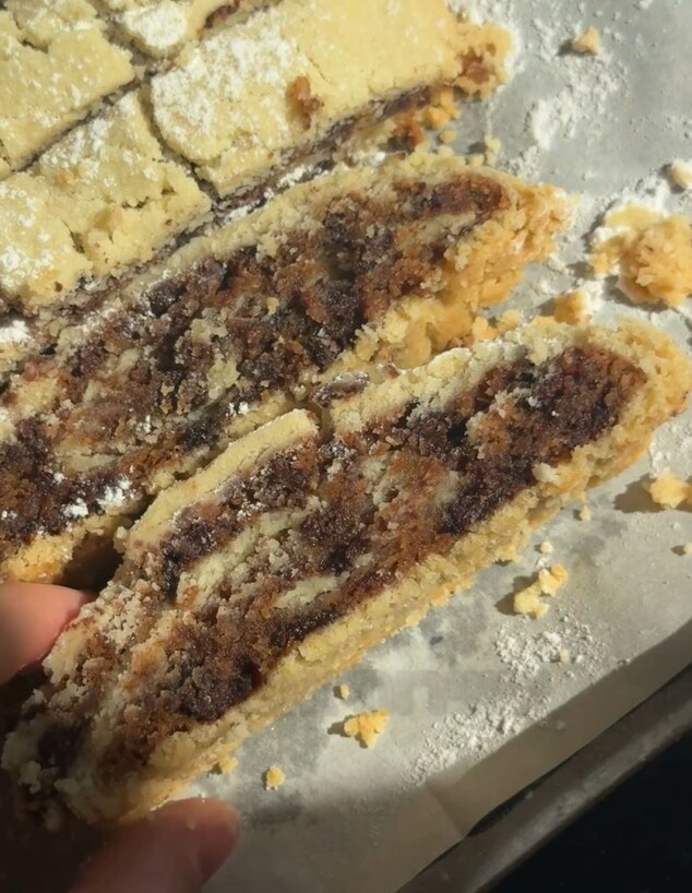 מגולגלות במילוי בצק עוגיות. איפה הייתן? מגולגלות במילוי בצק עוגיות. איפה הייתן?