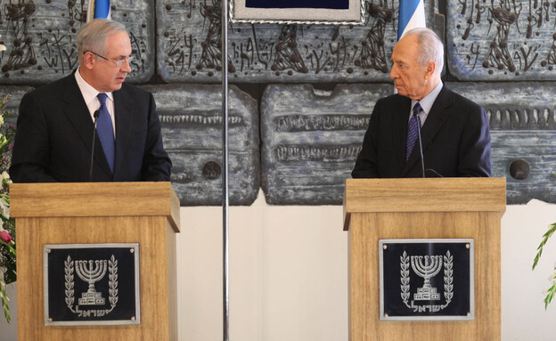 הנשיא שמעון פרס מעניק את המנדט להרכבת הממשלה ליו"ר הליכוד נתניהו הנשיא שמעון פרס מעניק את המנדט להרכבת הממשלה ליו"ר הליכוד נתניהו