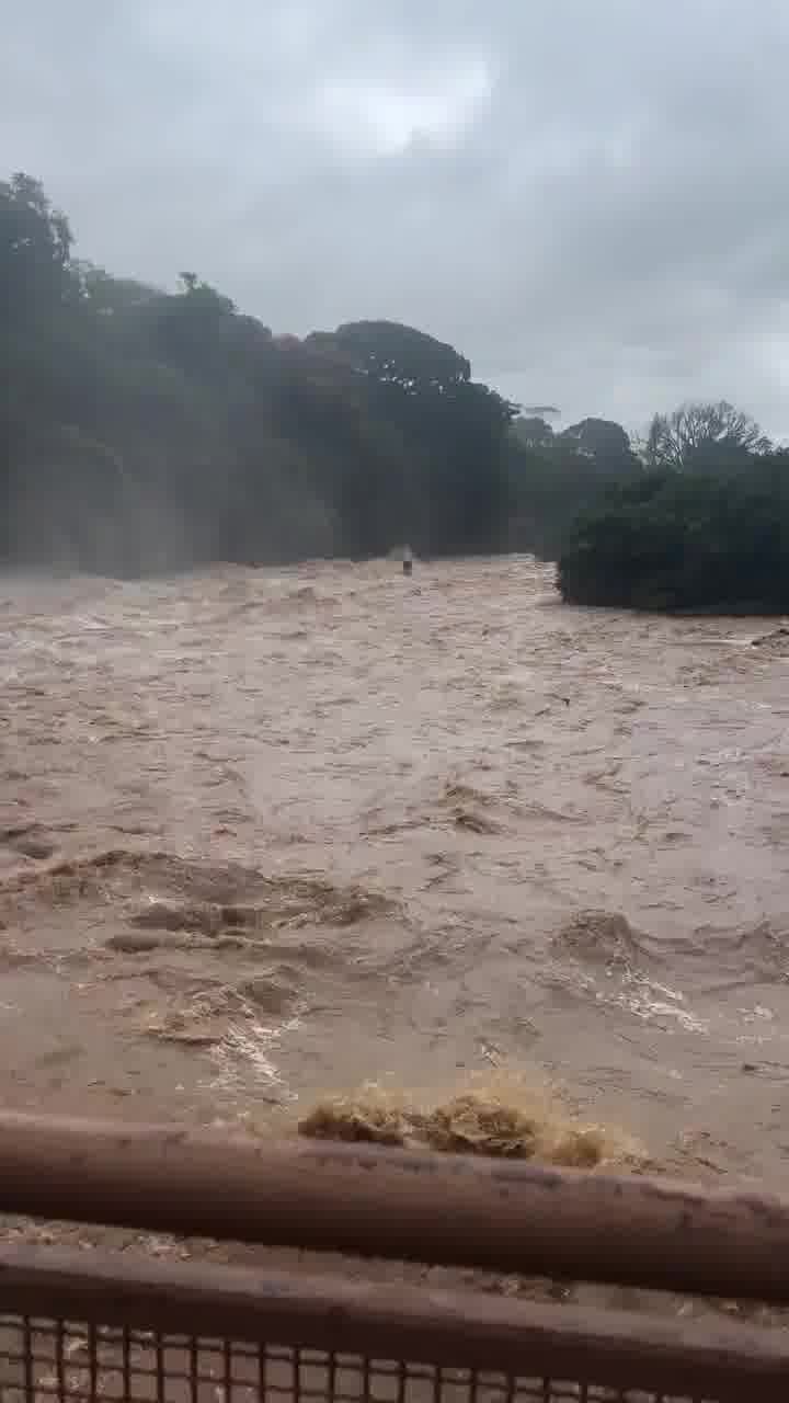 אופסי... רוכב אופנוע ים נופל למי נהר סוערים בברזיל